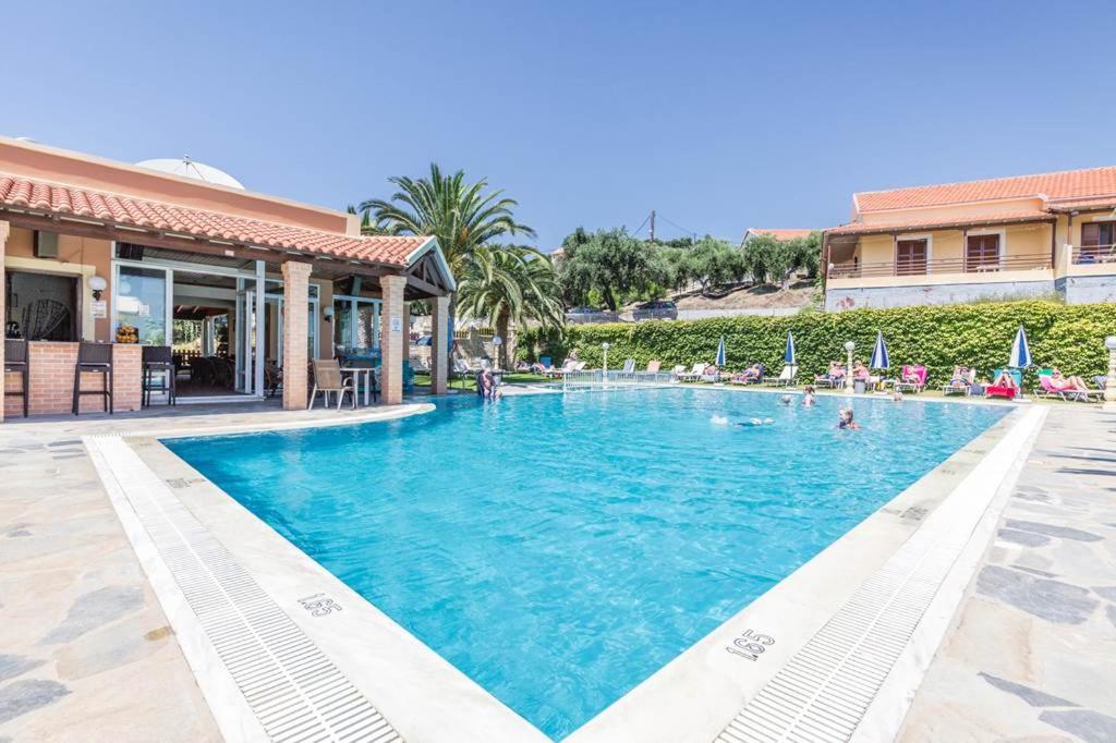 Kapetanios Apartments Agios Stefanos Avliotes  Eksteriør billede