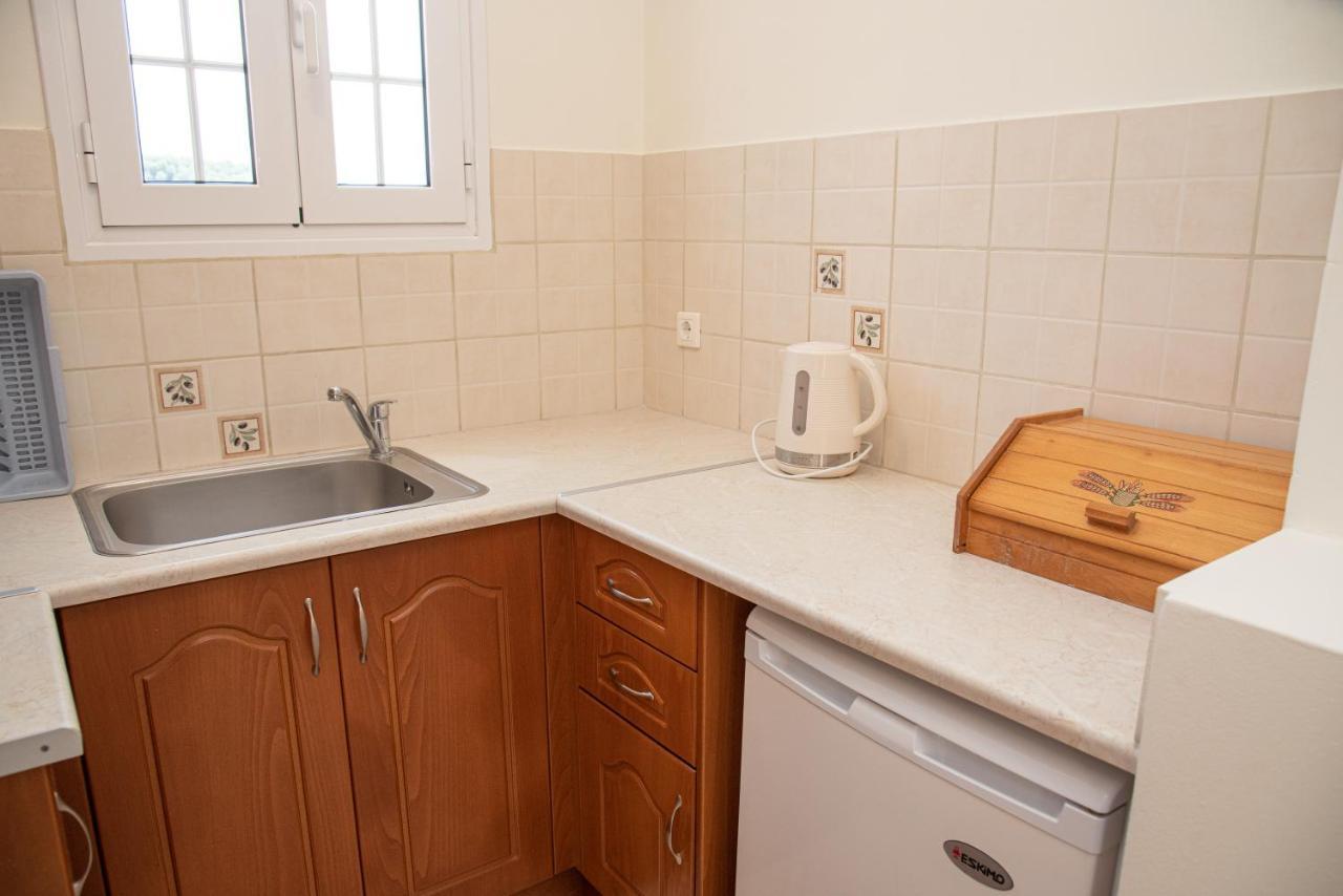 Kapetanios Apartments Agios Stefanos Avliotes  Eksteriør billede